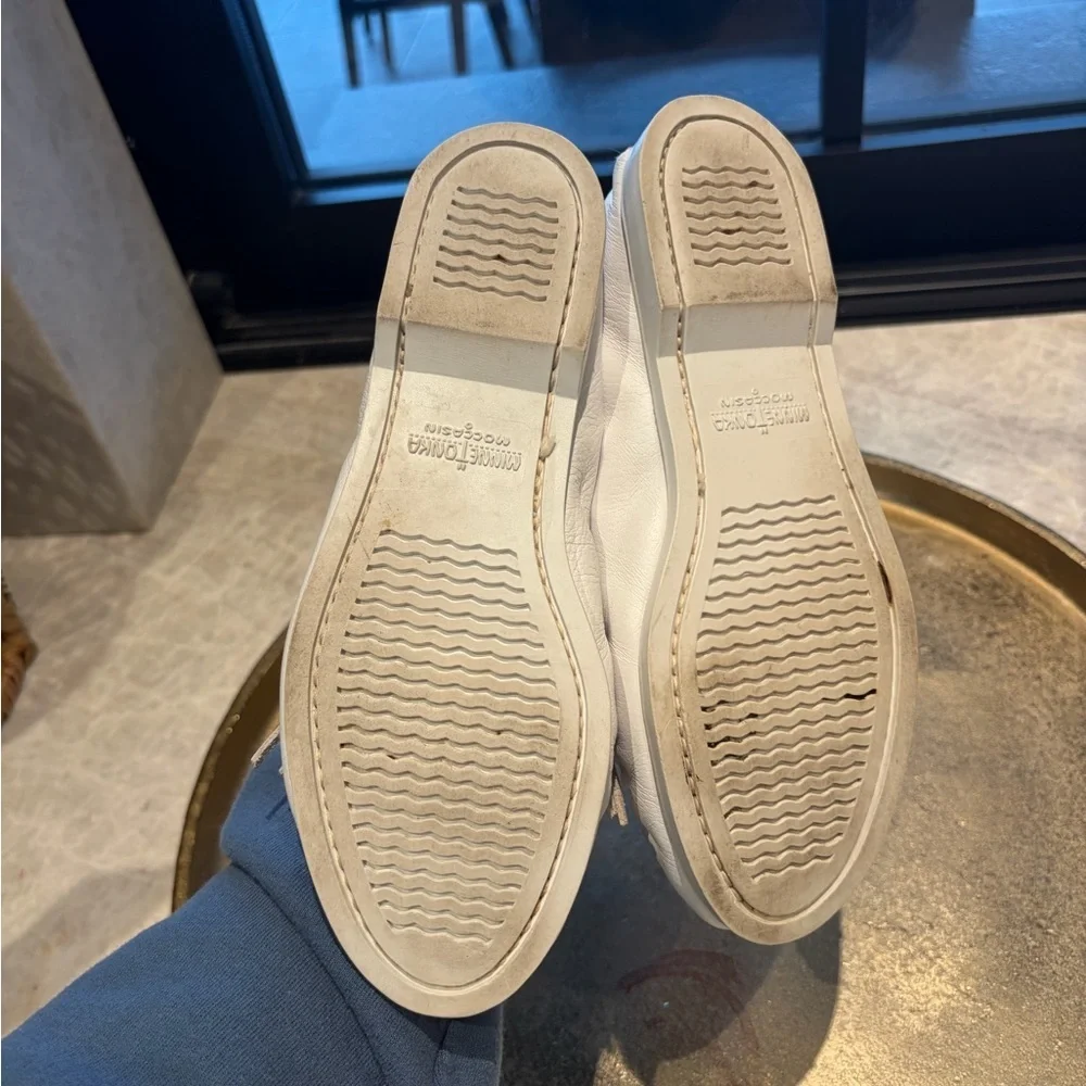 Minnetonka Beaded Leather Moccasins – White | Size 6